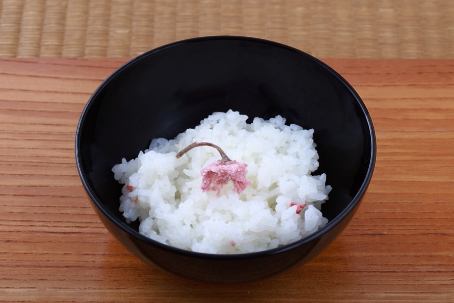 桜の塩漬けをのせたご飯