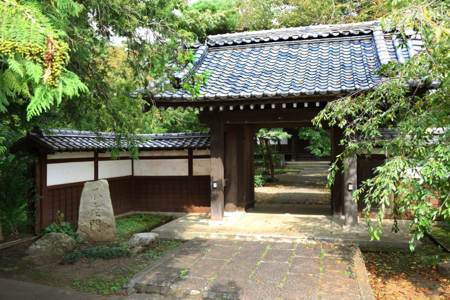 三光院の山門