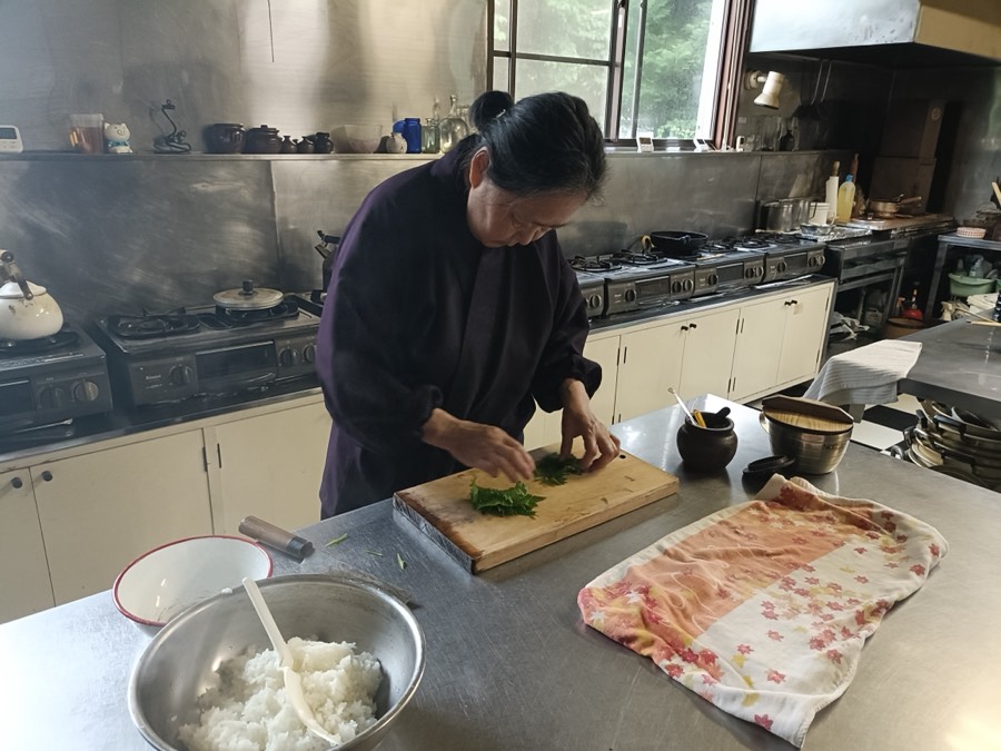 厨房で仕込みをする西井香春